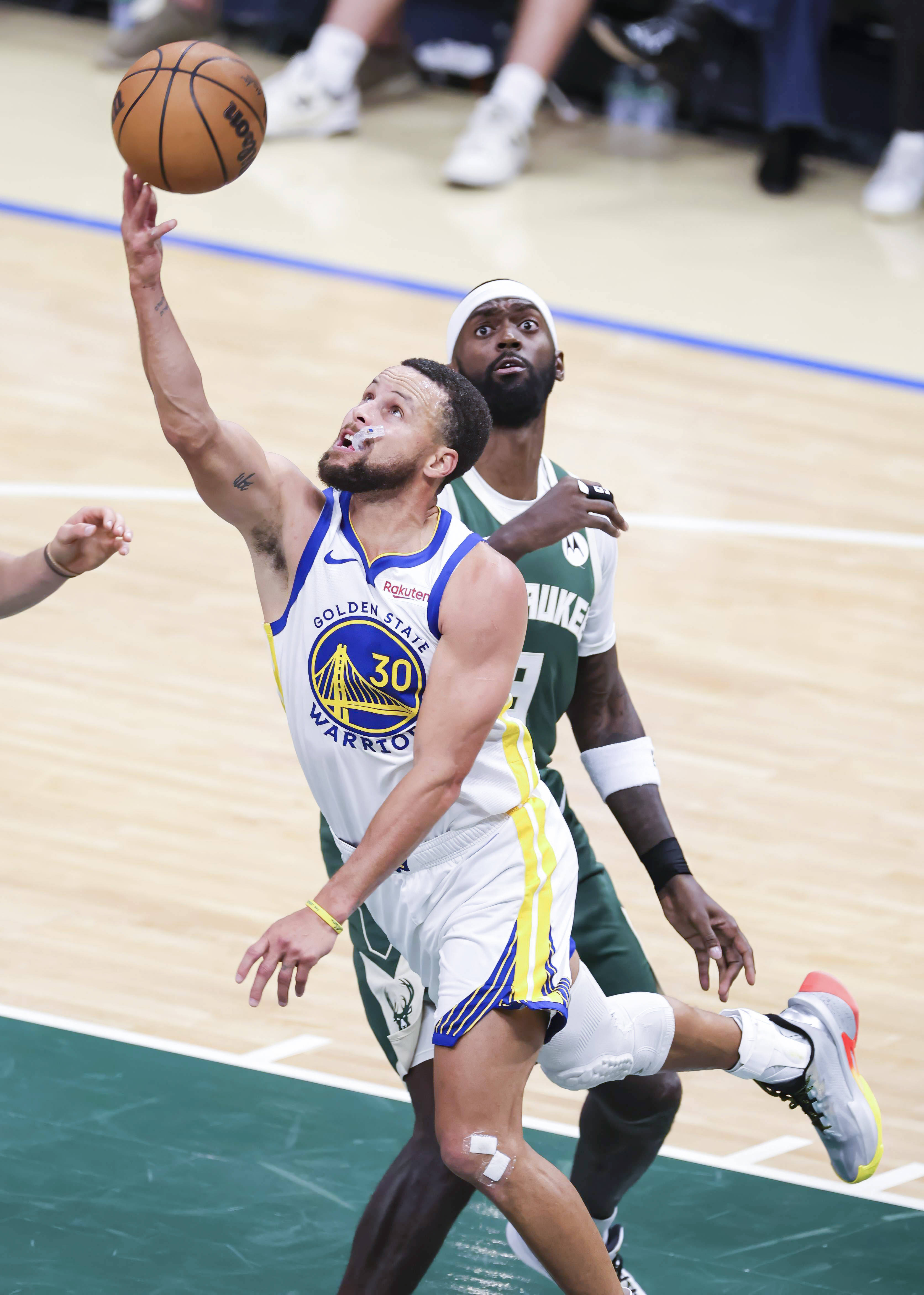 雄鹿完胜公牛，布克带队取胜