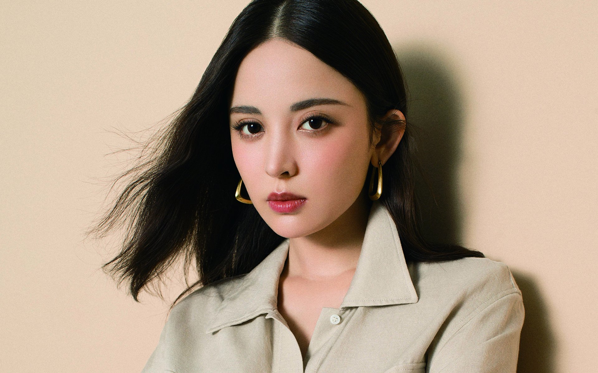 看到您给出的关键词，我立刻意识到这是一个充满创意和挑战的命题。我将跳出固有框架，为您构建一个独特的故事场景，让F1与足球在数字时代的媒体盛宴中精彩交汇