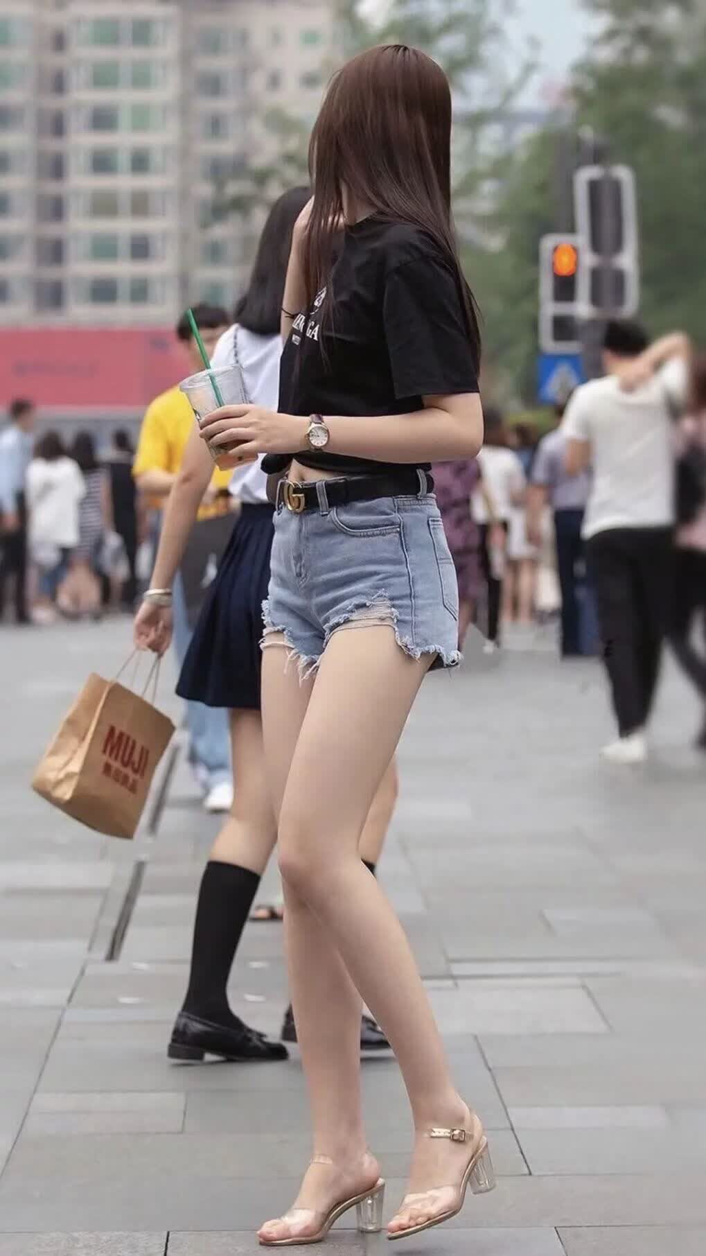 爱游戏官网-非常有戏剧性。既然要突出唯一性,我们的思维就不能停留在普通的赛报层面,而是要赋予这场比赛史诗感和命运感